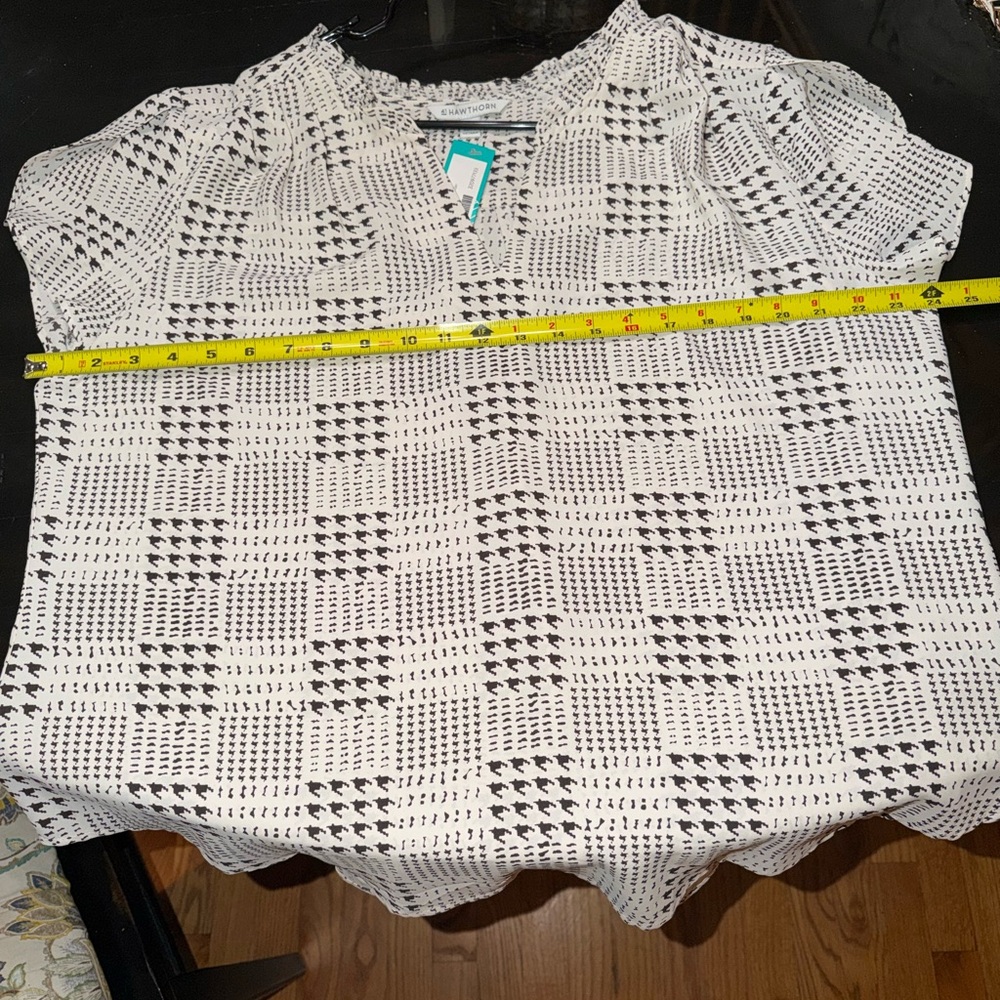 41 Hawthorn White Short-Sleeve V-Neck Top with Black Print - Picture 4 of 4